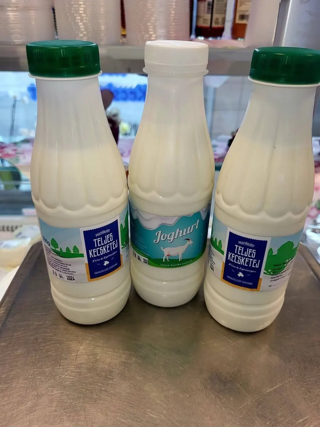 Teljes kecsketej és natúr kecskejoghurt palackban a pulton